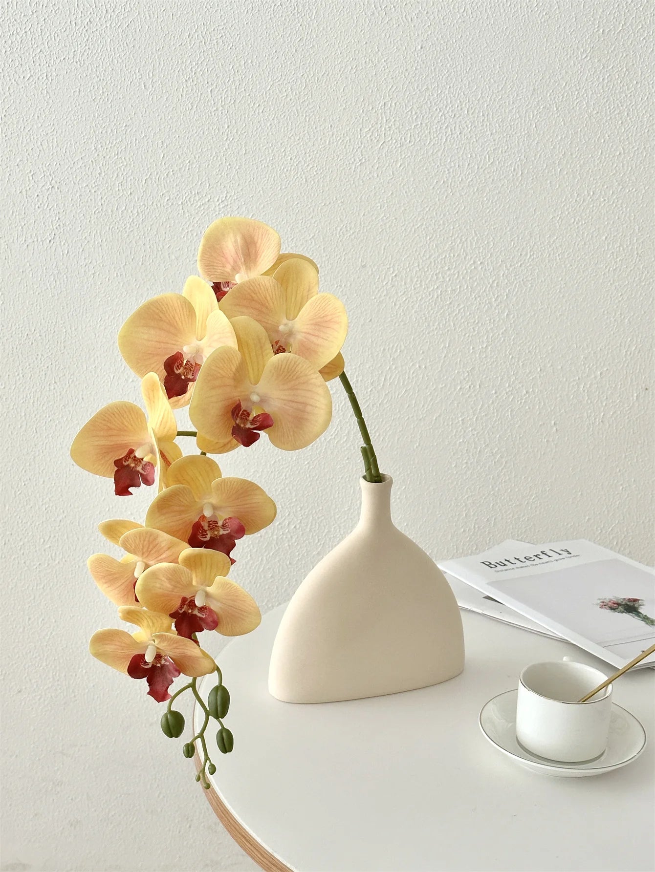 Phalaenopsis imitation flowers fake flowers arrangements High-end orchid flower arrangement The table was decorated with vases