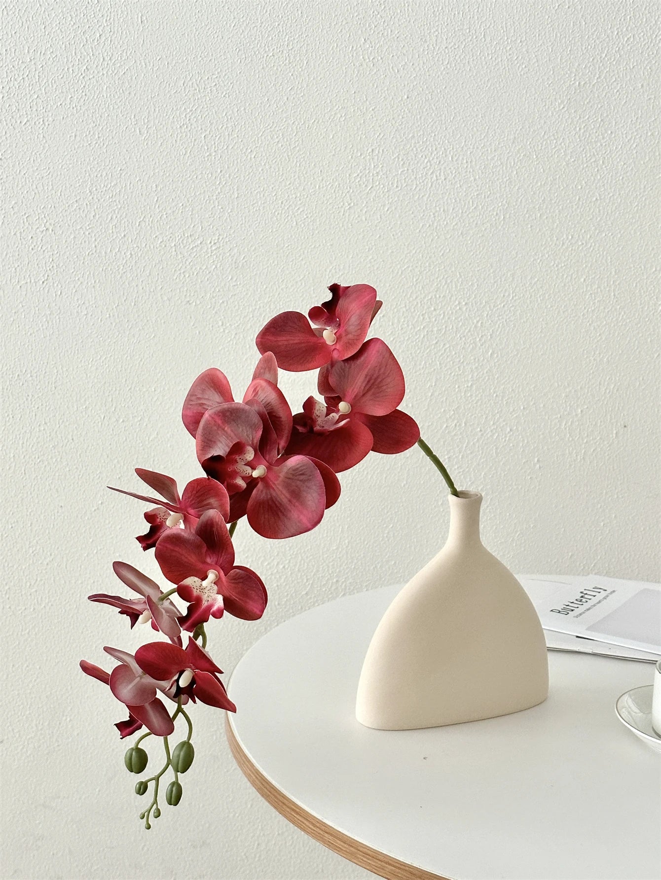 Phalaenopsis imitation flowers fake flowers arrangements High-end orchid flower arrangement The table was decorated with vases