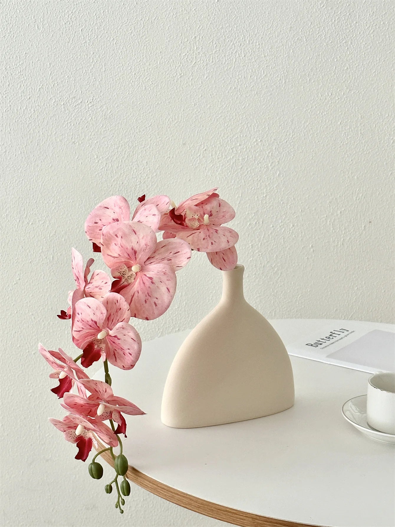 Phalaenopsis imitation flowers fake flowers arrangements High-end orchid flower arrangement The table was decorated with vases