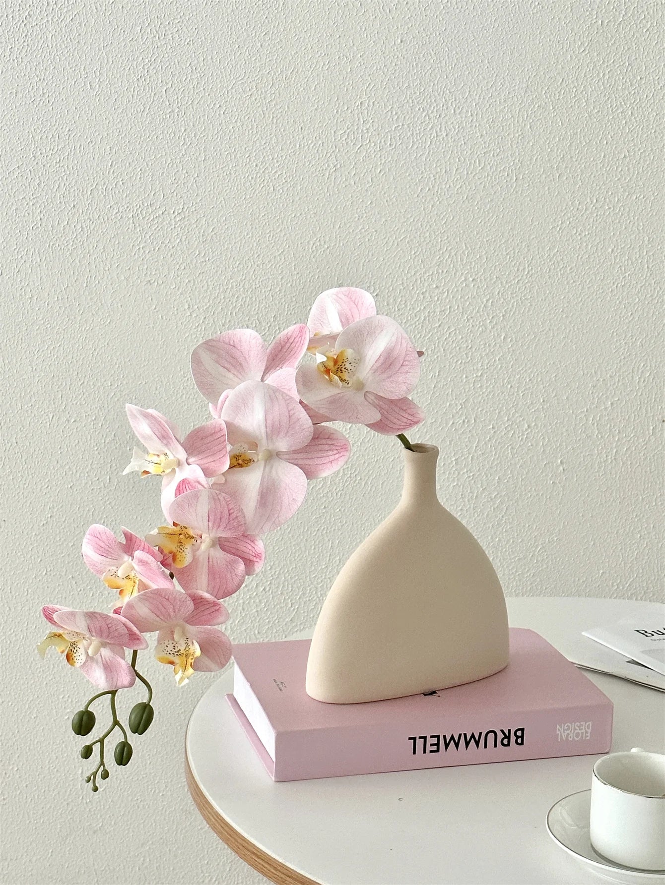 Phalaenopsis imitation flowers fake flowers arrangements High-end orchid flower arrangement The table was decorated with vases