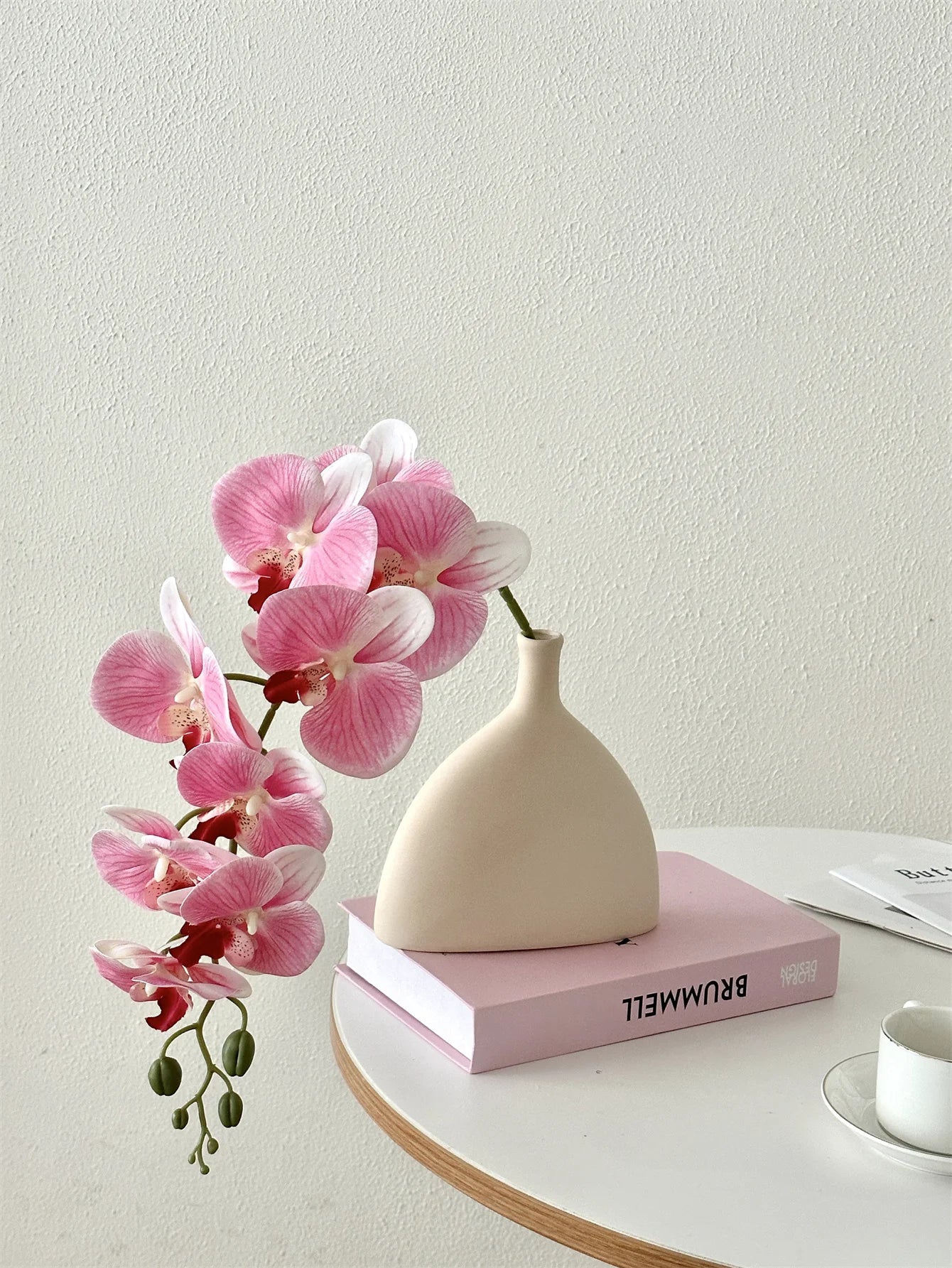 Phalaenopsis imitation flowers fake flowers arrangements High-end orchid flower arrangement The table was decorated with vases