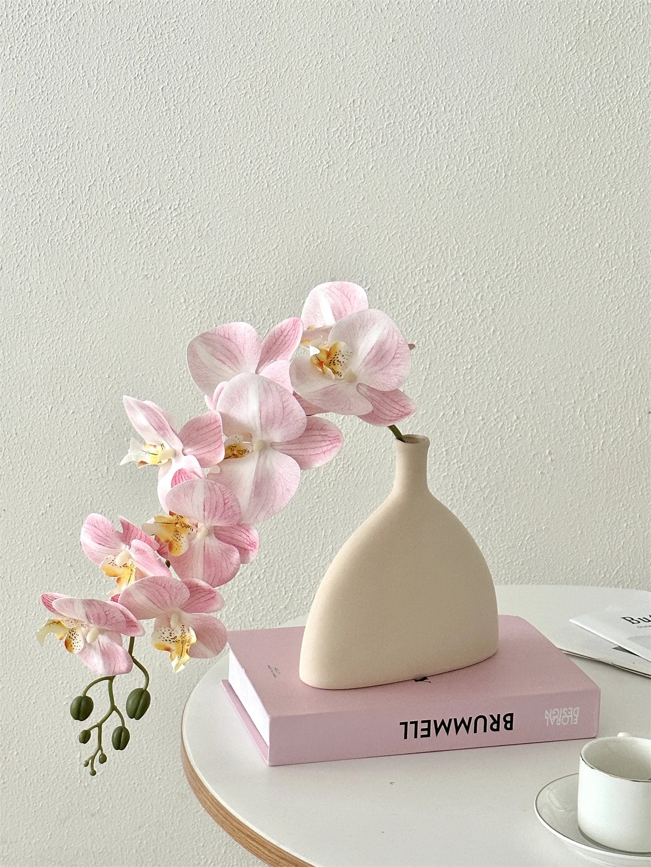Phalaenopsis imitation flowers fake flowers arrangements High-end orchid flower arrangement The table was decorated with vases