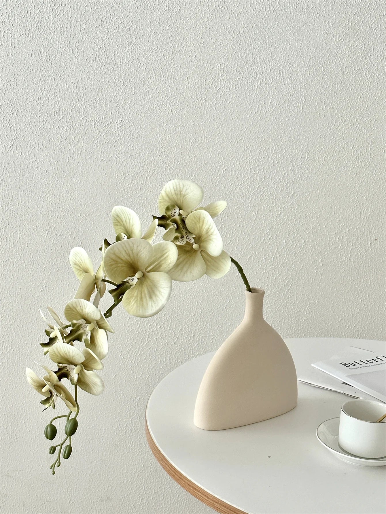 Phalaenopsis imitation flowers fake flowers arrangements High-end orchid flower arrangement The table was decorated with vases